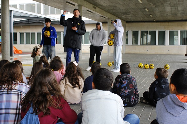 Escola de Futebol Crescer visita Centro Escolar da Sé