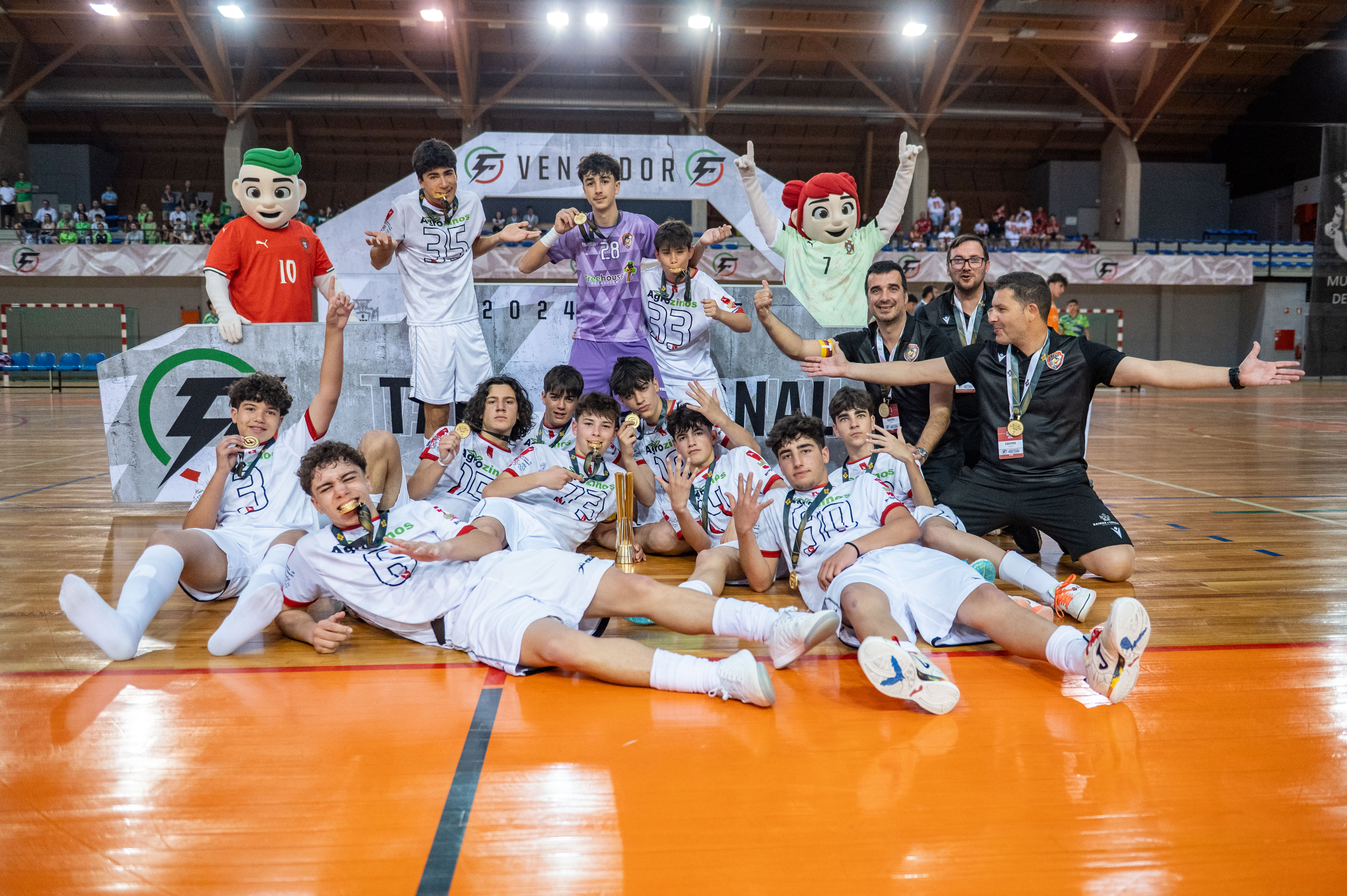 Escola Arnaldo Pereira conquista Taça Nacional de Futsal sub-15 e faz história 