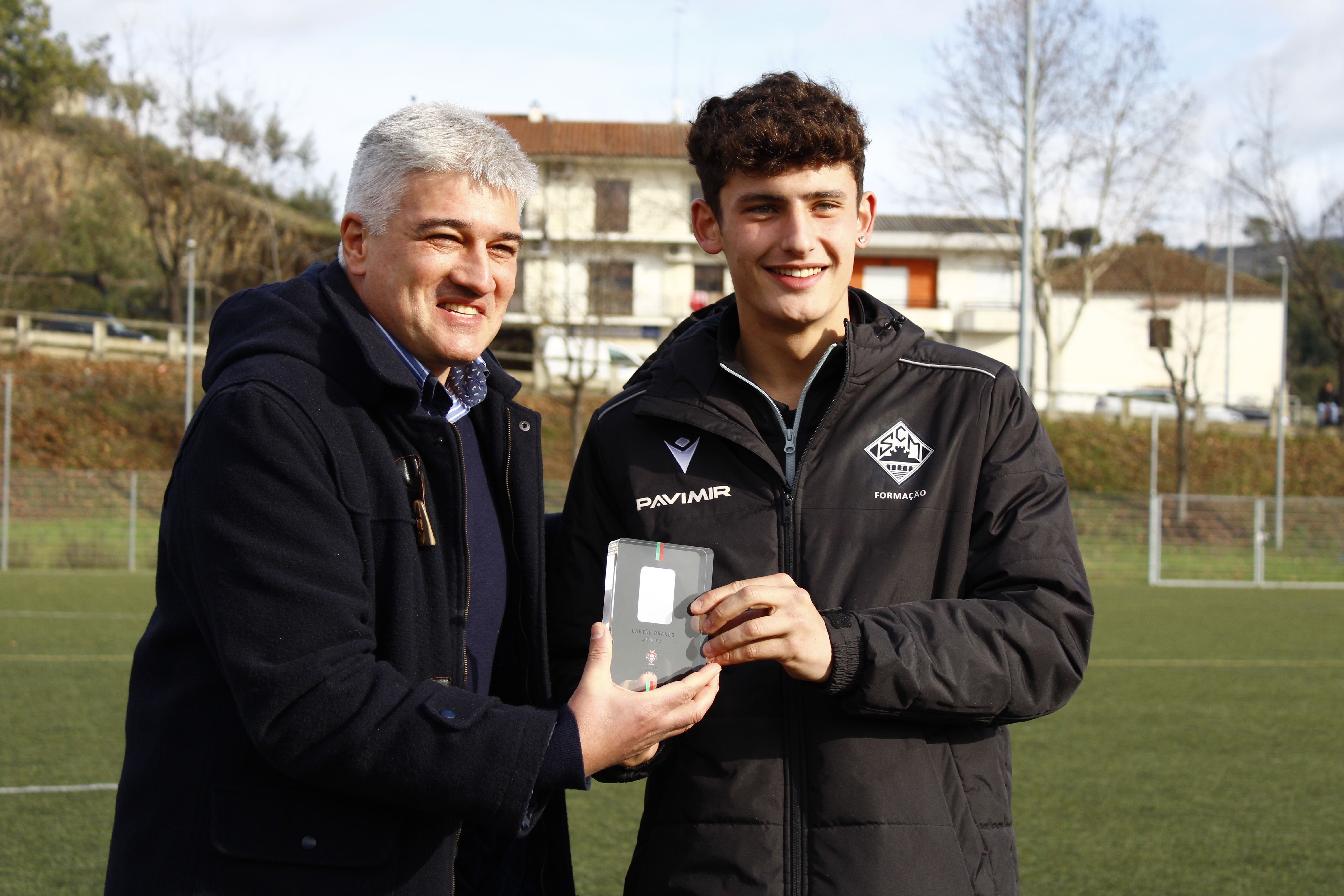 Jogador do SC Mirandela recebe troféu relativo ao Cartão Branco 