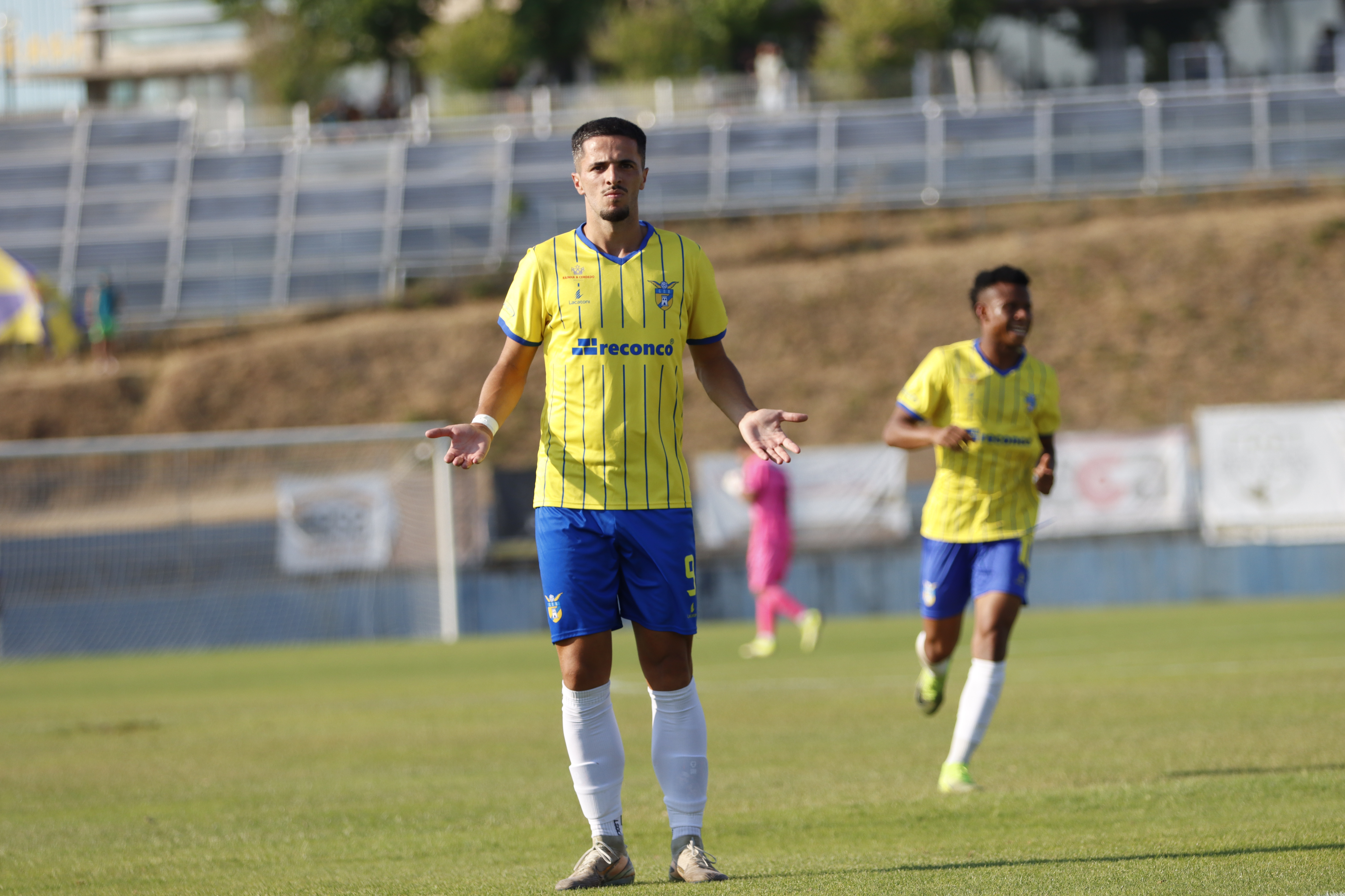 Vitória sofrida após expulsão 